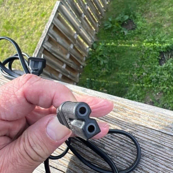 UNIELEC UC-225 7A 125V Power‎ 6ft Cord (S) - Picture 3 of 3